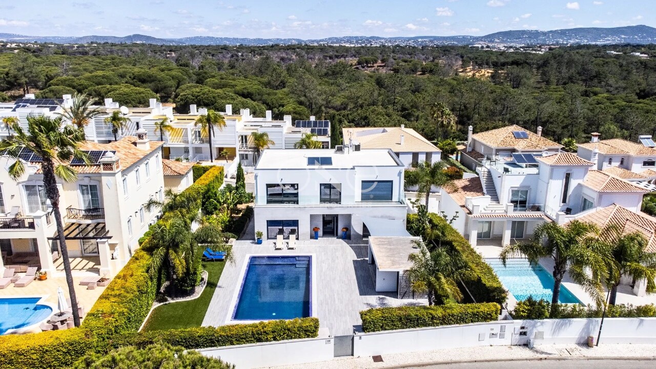 4 bed Villa in Almancil, Loulé, Central Algarve