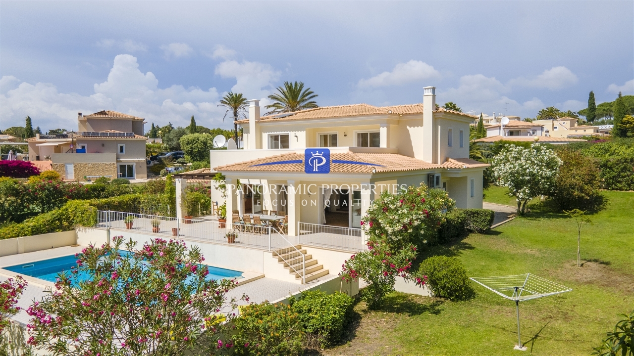 4 bed Villa in Lagoa, Western Algarve