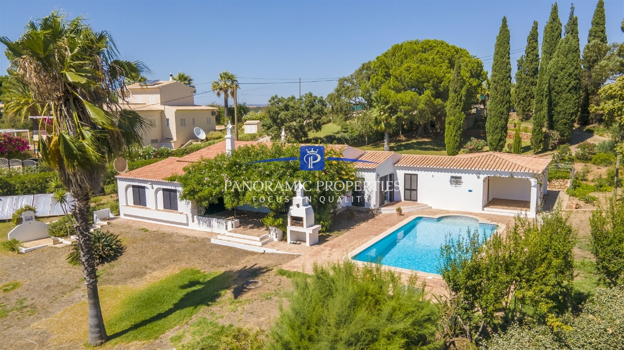 3 bed Villa in Lagoa, Western Algarve