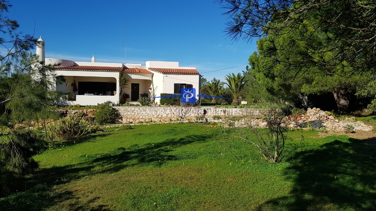 5 bed Villa in Lagoa, Western Algarve