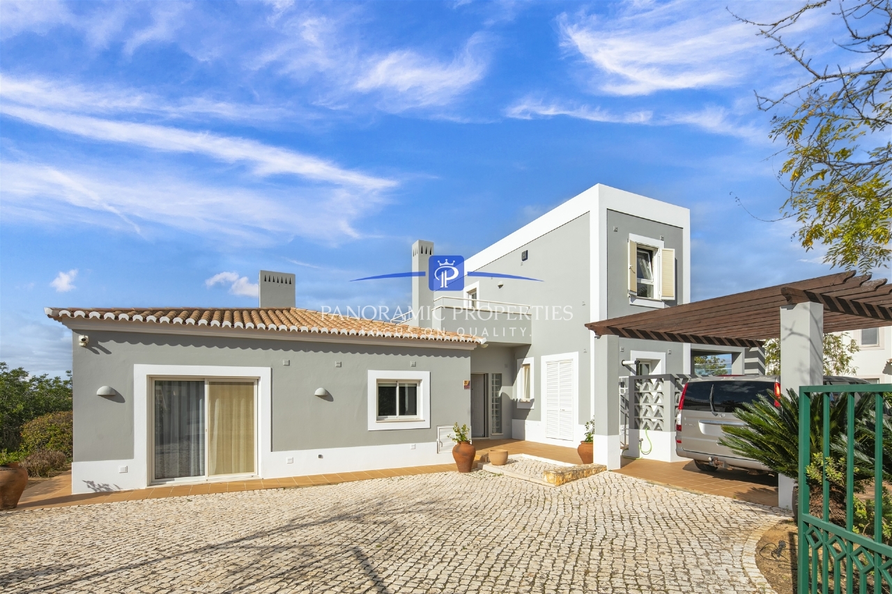 3 bed Villa in Lagoa, Western Algarve