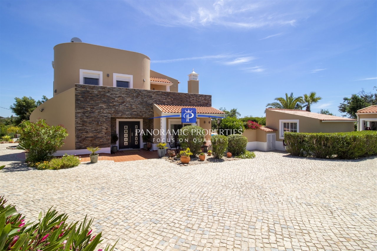 3 bed Villa in Lagoa, Western Algarve