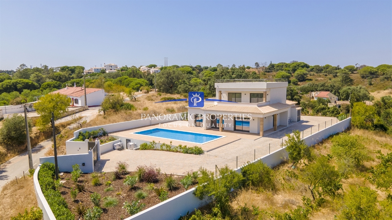 4 bed Villa in Lagoa, Western Algarve