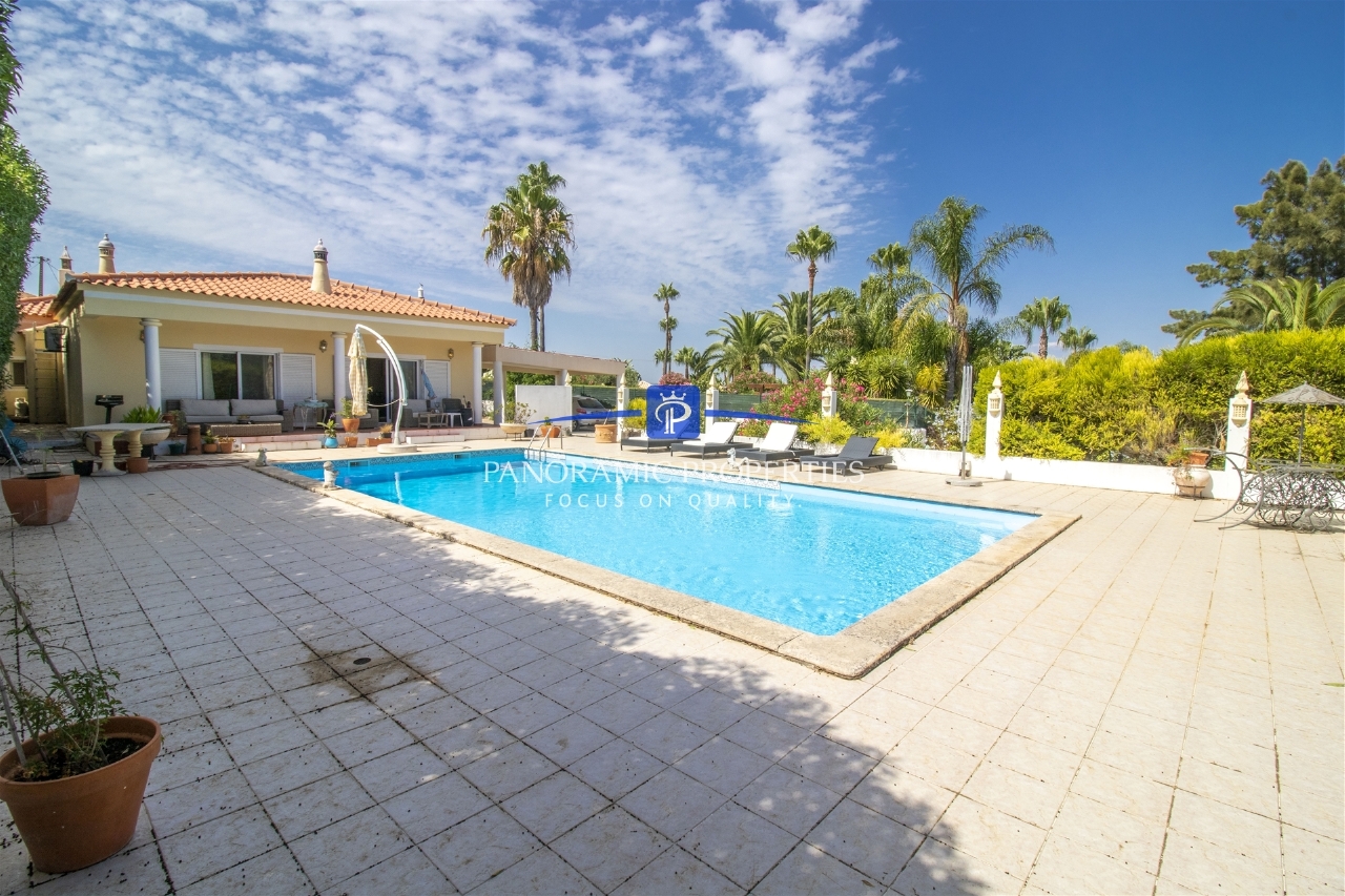 4 bed Villa in Lagoa, Western Algarve