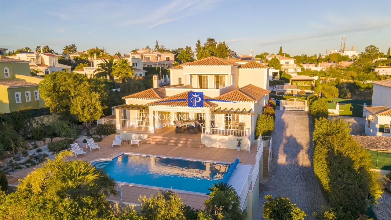 4 bed Villa in Lagoa, Western Algarve