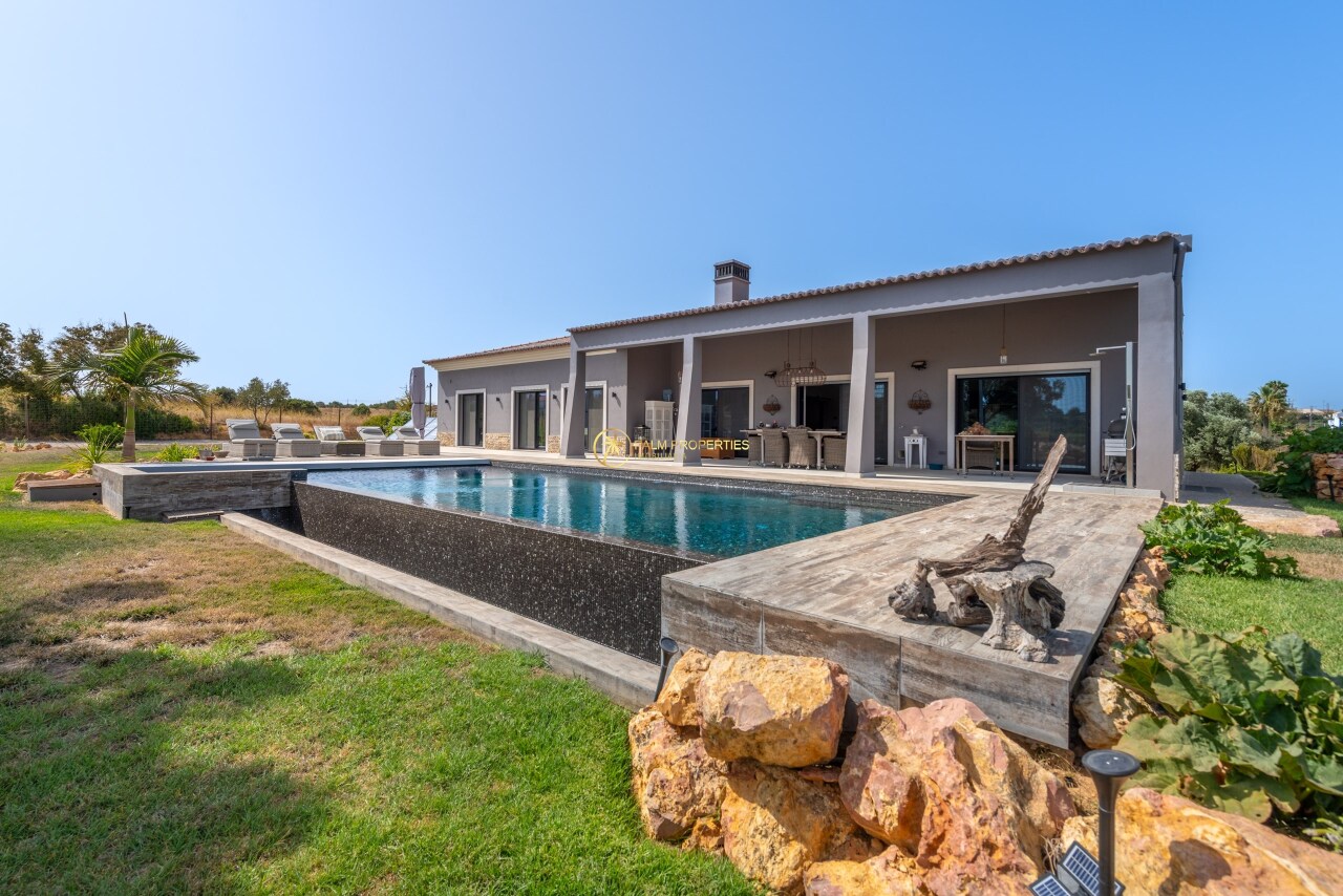 3 bed Villa in Lagoa, Western Algarve