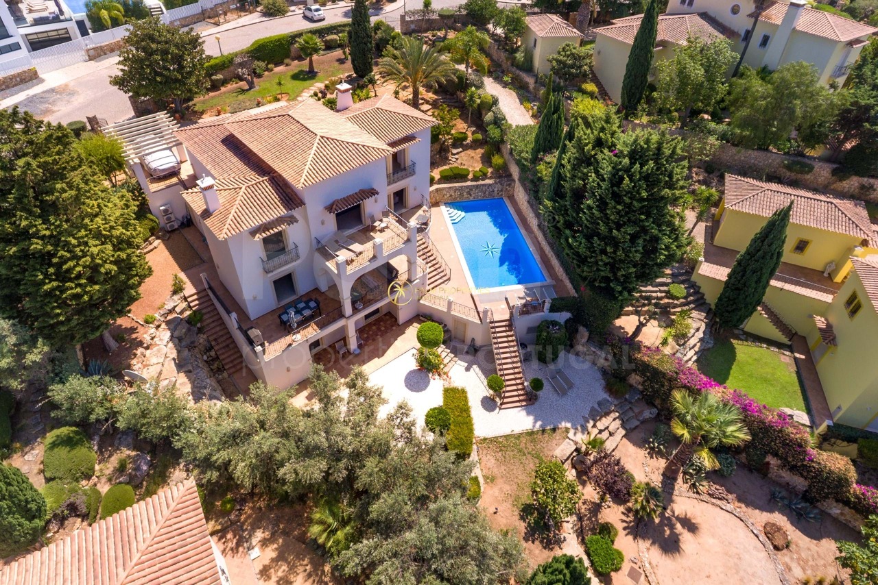 5 bed Villa in Carvoeiro, Lagoa, Western Algarve