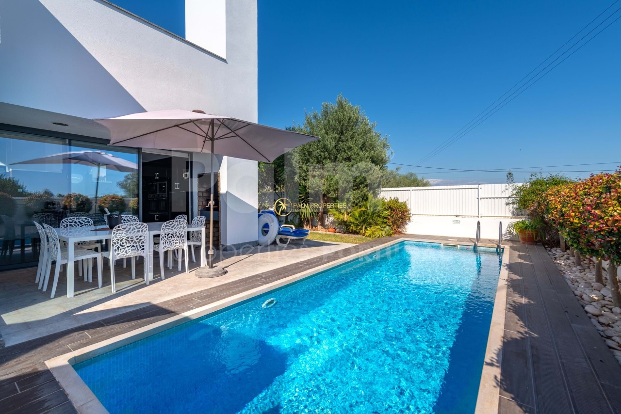 4 bed Villa in Carvoeiro, Lagoa, Western Algarve