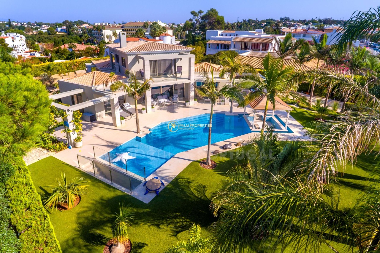 3 bed Villa in Carvoeiro, Lagoa, Western Algarve