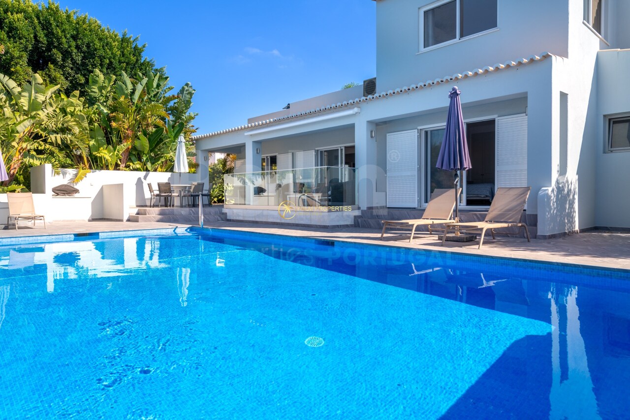 3 bed Villa in Carvoeiro, Lagoa, Western Algarve