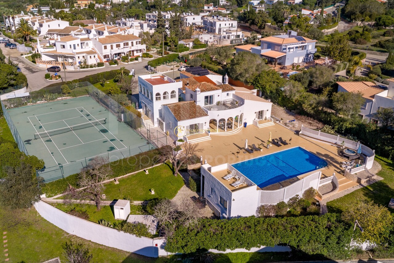 6 bed Villa in Carvoeiro, Lagoa, Western Algarve