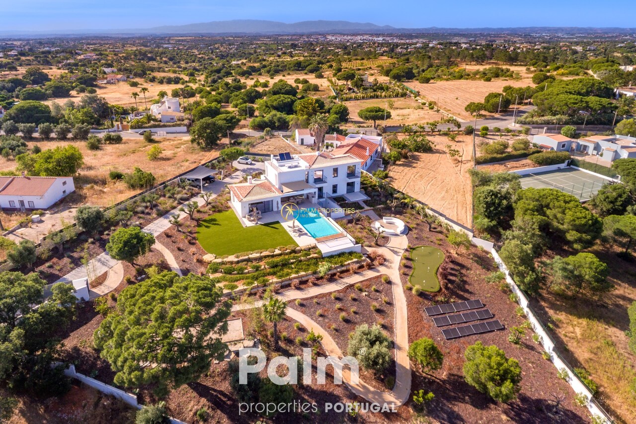 4 bed Villa in Carvoeiro, Lagoa, Western Algarve