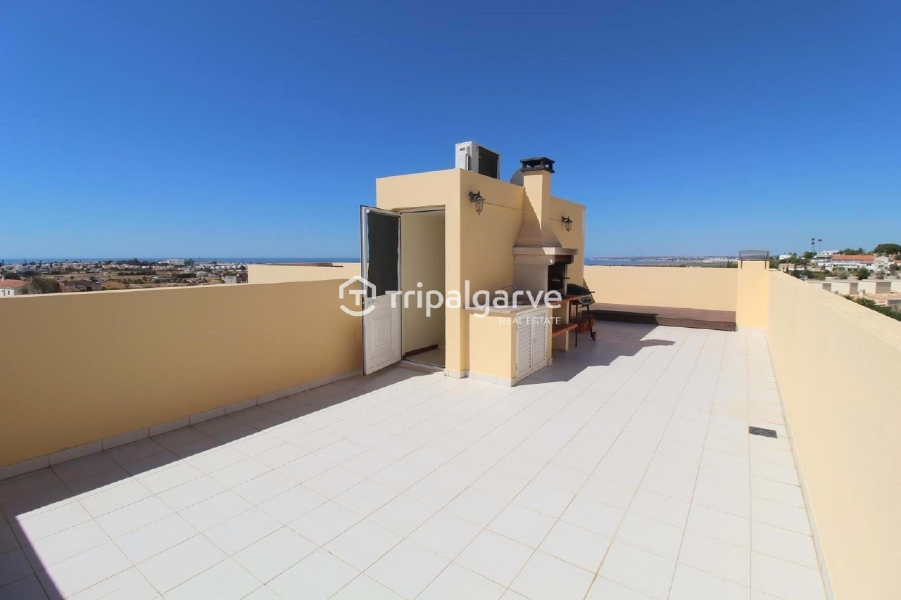 3 bed Villa in Albufeira, Central Algarve