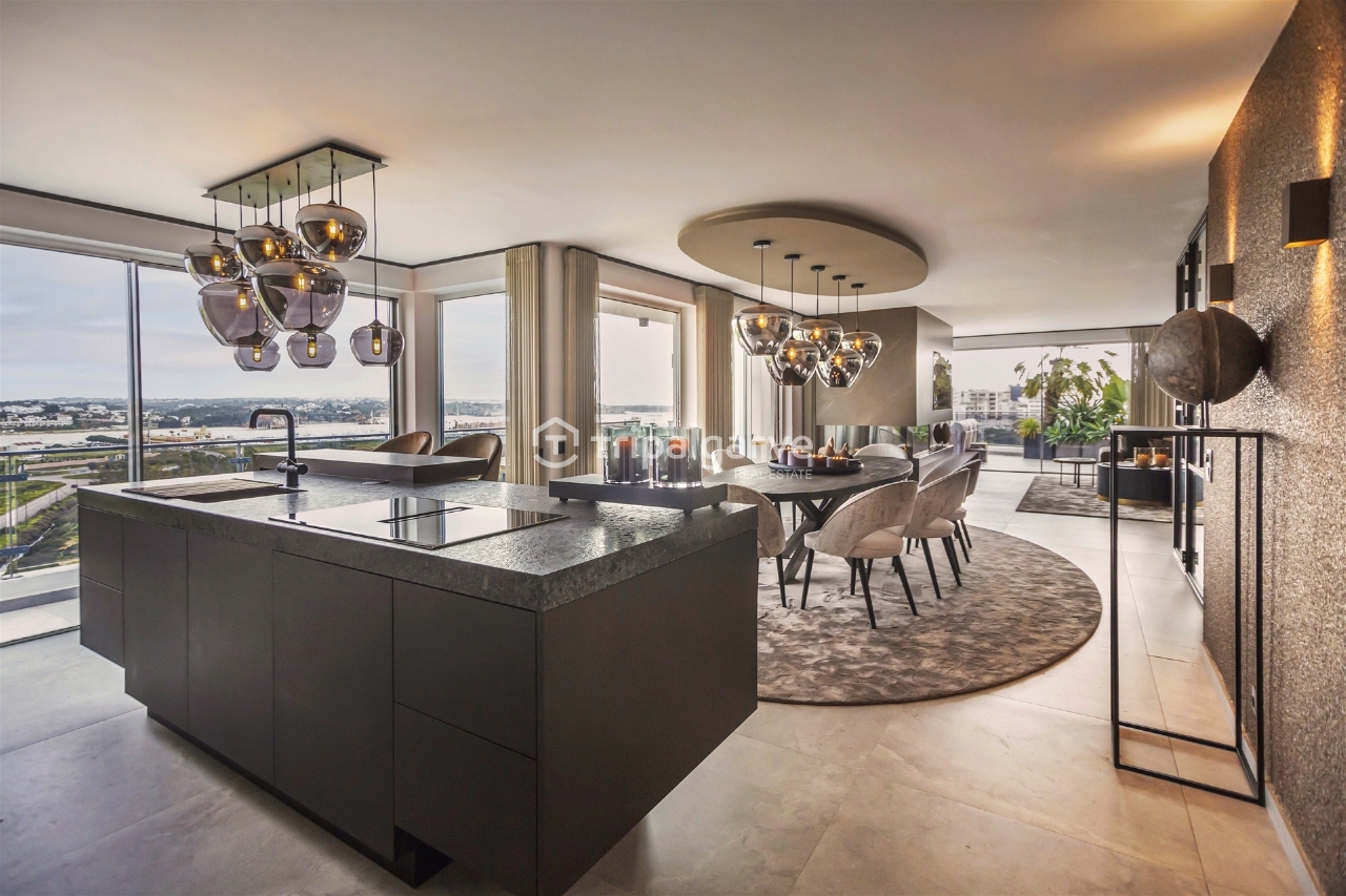 6 bed Apartment in Portimão, Western Algarve