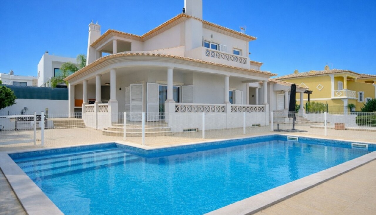 3 bed Villa in Olhos de Água, Albufeira, Central Algarve