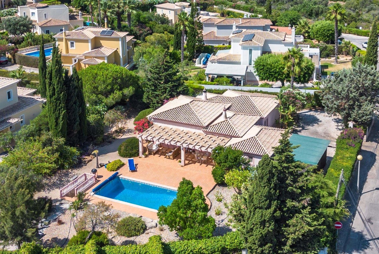3 bed Villa in Carvoeiro, Lagoa, Western Algarve