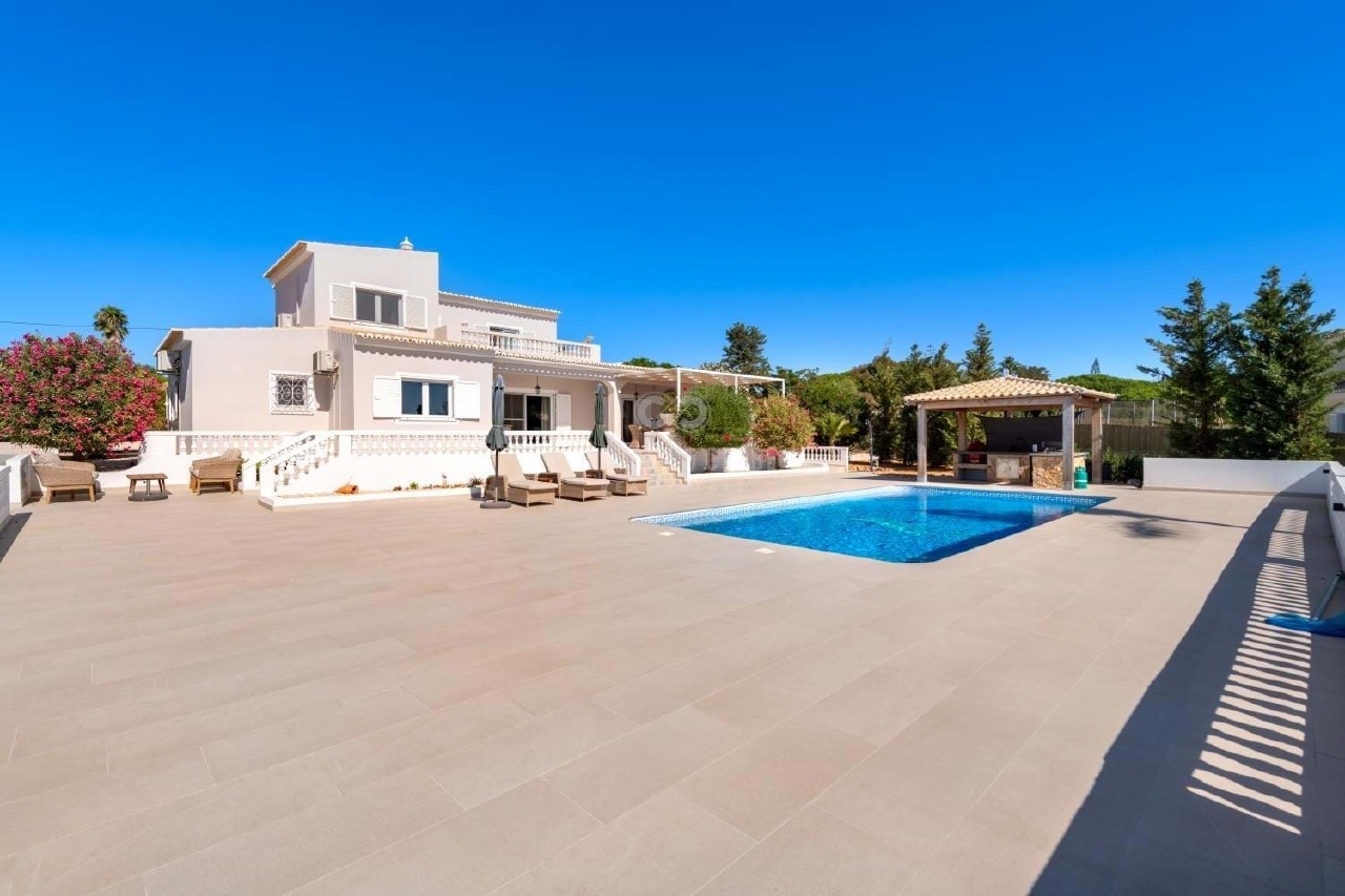 4 bed Villa in Carvoeiro, Lagoa, Western Algarve